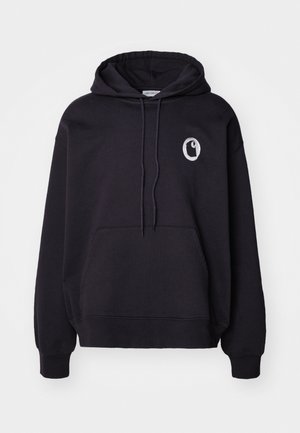 Musta kapuutsiga sviiter, mis on valmistatud pehmest kangast, sisaldab esist kangaroo taskut, nööriga kapuutsi ja ringikujulist logo vasakul rinnal.