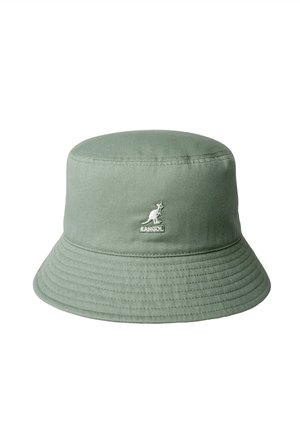 Sombrero tipo bucket de algodón verde claro con ala cosida y pequeño logo blanco de canguro encima del texto "KANGOL" en la parte delantera.