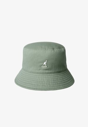 Hellgrüner Baumwoll-Bucket-Hut mit abgestepptem Rand und kleinem weißem Känguru-Logo über dem Schriftzug "KANGOL" auf der Vorderseite.