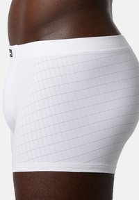 Hvide bomuldsboxershorts med et rutemønster, der har en glat tekstur og en elastisk talje med en diskret logo-detalje over taljen.