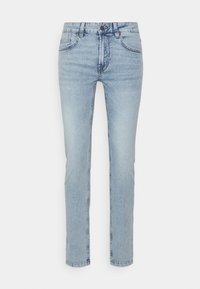 Jeans de ganga azul claro com corte reto, design de cinco bolsos, fecho de botão e desbotamento subtil na parte da frente.