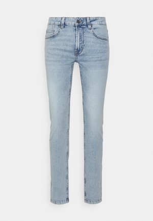Jeans de ganga azul claro com corte reto, design de cinco bolsos, fecho de botão e desbotamento subtil na parte da frente.