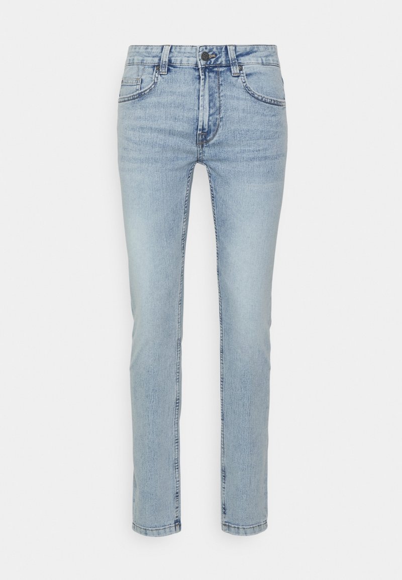 Jeans de ganga azul claro com corte reto, design de cinco bolsos, fecho de botão e desbotamento subtil na parte da frente.