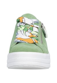 Grüner Wildledersneaker mit weißer Außensohle, ausgestattet mit einem gemusterten Stoff, der als Schnürsenkel gebunden ist, und einem seitlichen Reißverschluss für einfachen Zugang.