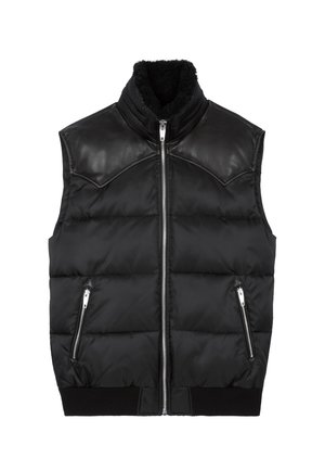 Schwarze gepolsterte Weste mit Leder-Schulterakzenten, hohem Kragen, Frontreißverschluss und zwei seitlichen Reißverschlusstaschen; gerippter Strickbund.