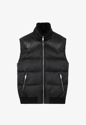 Schwarze gepolsterte Weste mit Leder-Schulterakzenten, hohem Kragen, Frontreißverschluss und zwei seitlichen Reißverschlusstaschen; gerippter Strickbund.