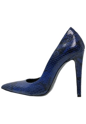 Blauw schoenen met slangenhuidpatroon met hoge hak, een spitse neus en glanzende afwerking; heeft een stilettohak en uitsnijdingen aan de zijkant.