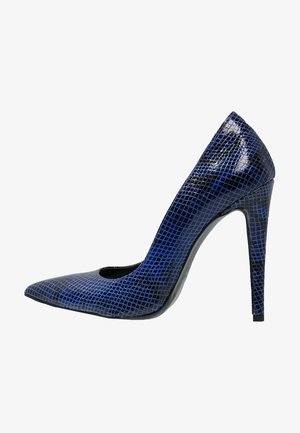Chaussure à talon haut en cuir imitation serpent bleu avec un bout pointu et une finition brillante ; présente un talon aiguille et un détail sur le côté découpé.