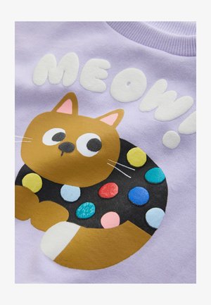 Levendulalila pulóver, amelyen egy rajzfilmmacska látható, fekete, színes pöttyökkel díszített körtesttel és fehér "MEOW!" felirattal.