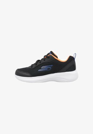 Sneaker de sport noir avec logo "S" bleu, doublure intérieure orange, lacets noirs et semelle blanche, vue latérale sur fond blanc.