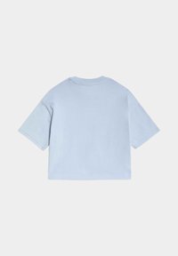 Jasnoniebieska koszulka z krótkim rękawem i okrągłym dekoltem. Wykonana z miękkiego materiału, o gładkim wzorze bez widocznych wzorów ani zdobień.