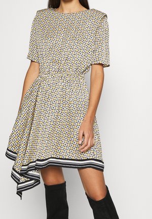 Korte mouwen jurk met een geel en wit geometrisch patroon, taille cinch, asymmetrische zoom en zwart-wit gestreepte accenten.