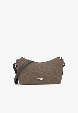 Bolso de hombro TOUS con patrón marrón, correa marrón oscuro y cierre de cremallera dorado, de forma rectangular compacta y curva.