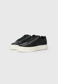 Sneakers neri con tomaia in pelle texture, caratterizzati da un motivo geometrico sui lati e una suola in gomma bianca. Design con lacci.