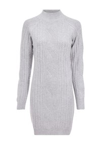 Vestido de suéter gris de punto con un cuello alto, que presenta un acanalado vertical y un patrón de cable ondulado, mangas largas y una longitud hasta medio muslo.