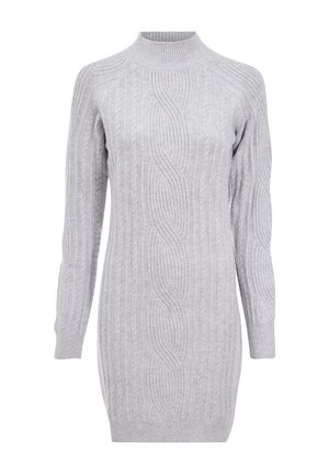 Vestido de suéter gris de punto con un cuello alto, que presenta un acanalado vertical y un patrón de cable ondulado, mangas largas y una longitud hasta medio muslo.