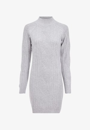 Vestido de suéter gris de punto con un cuello alto, que presenta un acanalado vertical y un patrón de cable ondulado, mangas largas y una longitud hasta medio muslo.