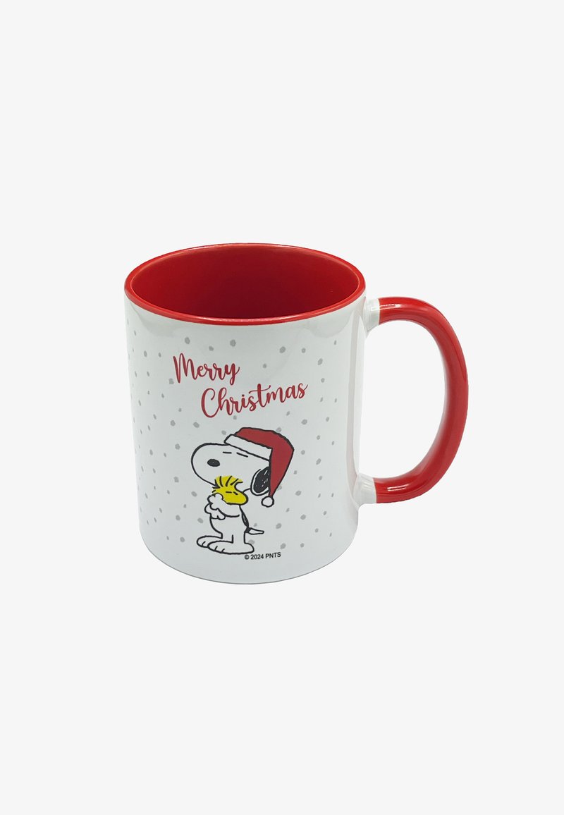 Tazza in ceramica bianca con interno e manico rossi. Presenta un cane cartone animato con un cappello di Babbo Natale e un uccello, con il testo "Buon Natale". Sfondo testurizzato di punti grigi chiari.