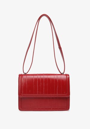 Sac bandoulière en similicuir rouge avec un motif texturé imitation crocodile. Comprend un rabat de fermeture et une sangle ajustable unique.