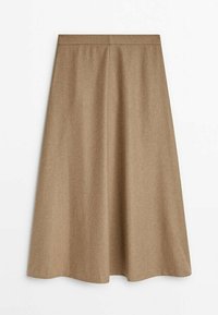 Une jupe A-line beige, arrivant au genou, fabriquée en tissu doux et texturé, avec une taille plate et sans fermetures visibles.