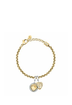 Bracciale a catena d'oro con due ciondoli pendenti: un sole con cuore e un albero a forma di cuore con cristalli su sfondo argento.