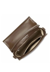 Portefeuille en cuir marron avec une finition lisse, fermeture zip, et plusieurs compartiments intérieurs. Détails cousus et logo de marque en relief visibles.