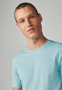Next ESSENTIAL CREW NECK - Jednoduché tričko - blue light