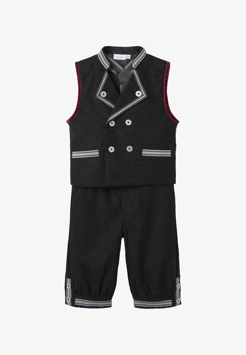 Juodas liemenės kostiumas su raudonais aksominiais akcentais, dvigubai užsegamas dizainas, sidabriniai mygtukai ir dryžuota apdaila. Atitinkamos juodos šortai su mygtukų detalėmis.