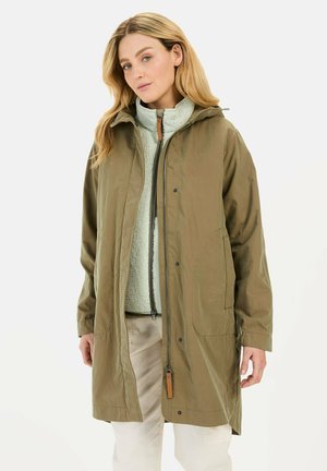 Olivegrüner, leichter Mantel mit Kapuze, Druckknöpfen und zwei Seitentaschen. Darunter ein mintgrüner Fleece-Zip-Hoodie. Glatte Textur.