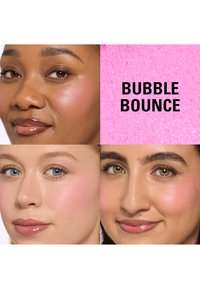 Tre volti con diverse tonalità di pelle; ognuno mostra un effetto di blush luminoso. Nell'angolo in alto a destra, sfondo rosa testurizzato con il testo "BUBBLE BOUNCE".