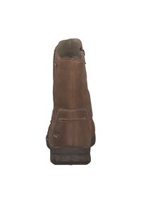 Ruske nubuk ankle boot s bočnim patentnim zatvaračem, teksturiranim potplatima i bijelim šavovima. Sadrži mekani unutarnji podstavljeni sloj.