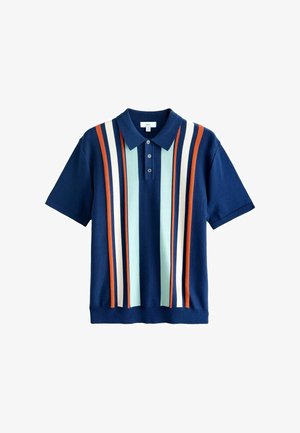 Marineblå polo med korte ærmer, med lodrette striber i orange, lyseblå og hvid. Afsluttet med krave og tre knapper.