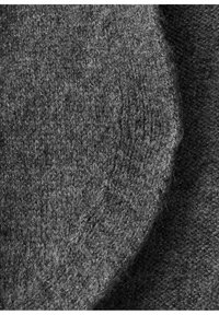 Dunkelgrauer Strickstoff mit einer strukturierten, weichen Optik. Besitzt unterschiedliche Muster und eine leicht glänzende Oberfläche, was auf eine Materialmischung hindeutet.