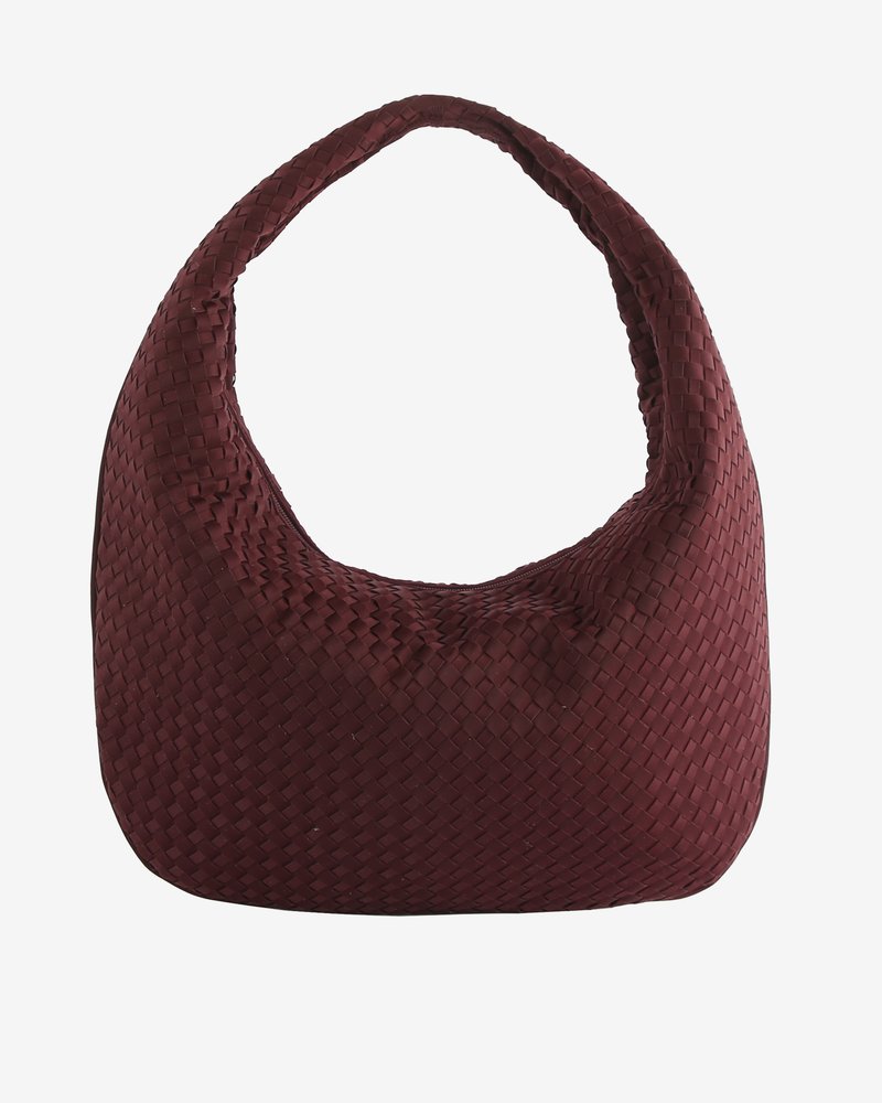 Burgundy vävd läderaxelväska med rundad form och enkel axelrem, visad mot en vit bakgrund.