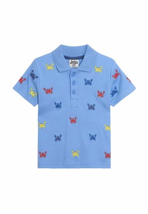 Polo shirt bleu clair à manches courtes, avec un motif de crabes brodés en rouge, bleu, jaune et vert, avec un col à trois boutons.