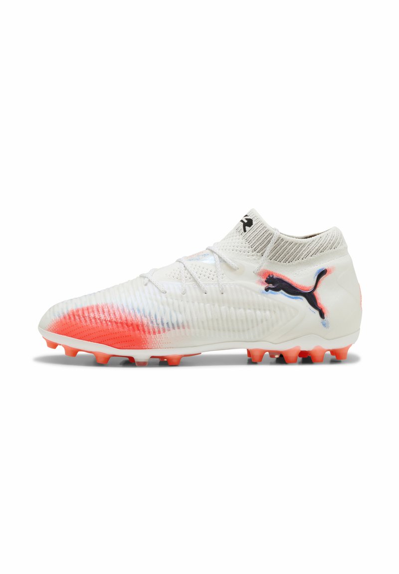 Weiße Fußballschuhe mit strukturiertem Obermaterial, einem Farbverlauf in Orange und geformten orangen Stollen; mit schwarzem Logo an der Seite und Ferse.