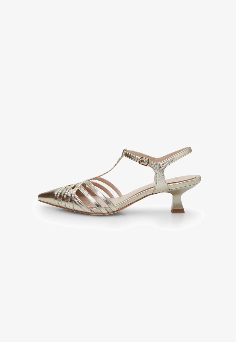Kuldne metallik slingback-sandaalid, millel on terav nina, T-riba disain ja madal kitten-kõrgus. Omab punutud rihmasid ja siledat tekstuuri.