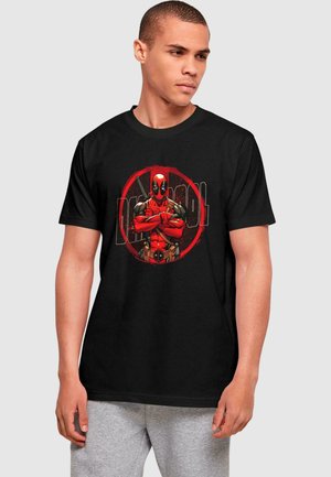 Svart bomull t-skjorte med et fargerikt Deadpool-grafikk i rødt og svart, sentrert i et sirkulært design. Korte ermer, rund hals.