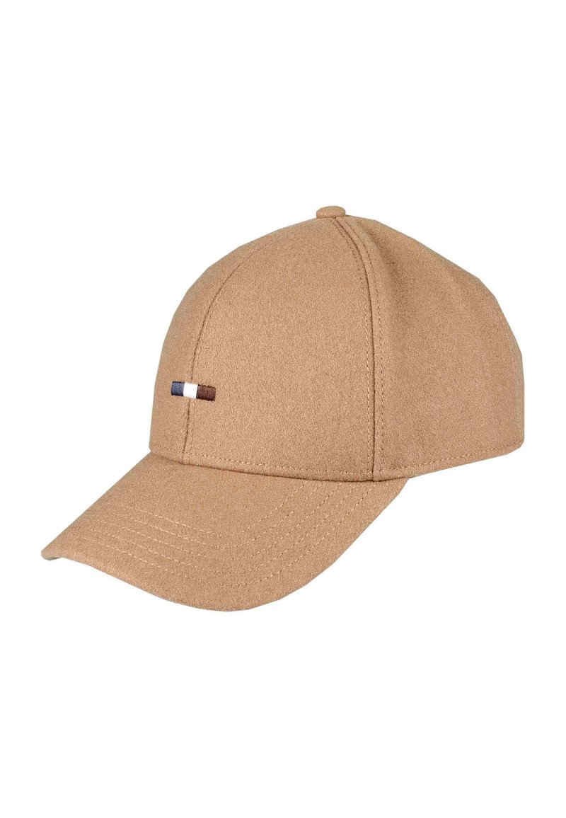 Cappellino da baseball beige con visiera curva e piccolo logo rettangolare bianco, blu navy e marrone sul pannello frontale.