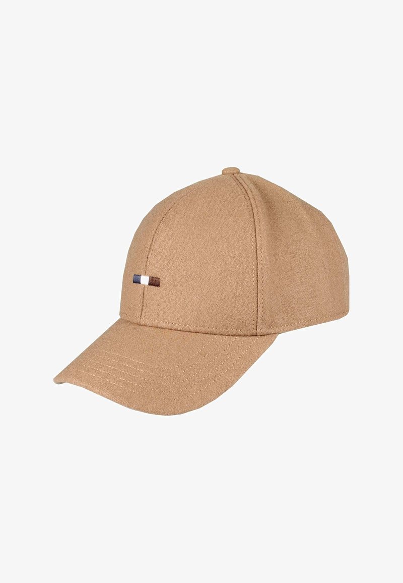 Căciulă de baseball bej cu o margine curbă și un mic logo dreptunghiular în alb, marin și maro pe panoul din față.