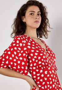 Apricot HEARTS    - Robe de jour - red