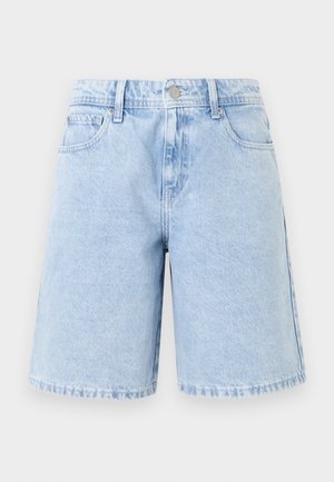 Short en jean bleu clair avec bouton à l’avant, fermeture éclair, passants de ceinture et poches latérales, sur fond blanc uni.