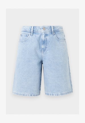 Svetlomodré rifľové šortky s predným gombíkom, zipsom, pútkami na opasok a bočnými vreckami na jednobielom pozadí.