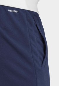 adidas Performance CLUB TEAMWEAR GRAPHIC TENNIS - Jogginghose - collegiate navy