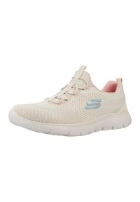 Scarpa da atletica beige in maglia con una tomaia texturizzata, logo azzurro, dettagli rosa e una suola bianca ammortizzata. Presenta un design con lacci.
