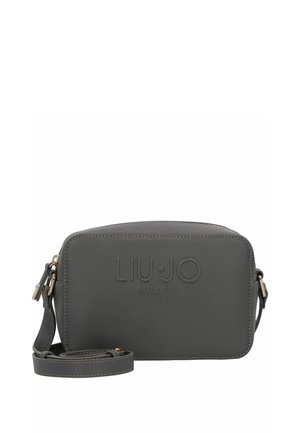 Grijze rechthoekige crossbodytas met verstelbare band en geperst "LIU·JO MILANO" logo aan de voorkant, met bovenste ritssluiting.