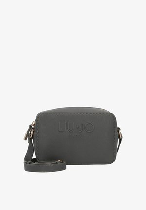 Bolso bandolera rectangular gris con correa ajustable y logo en relieve "LIU·JO MILANO" en la parte delantera, con cierre superior de cremallera.