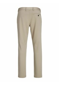 Pantalon beige pour homme vu de dos avec une poche boutonnée unique sur le côté droit et des passants de ceinture autour de la taille.