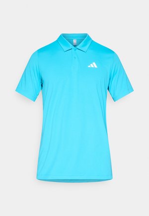 Lyseblå polo i glat stof med klassisk krave, korte ærmer og hvidt logo på venstre bryst.