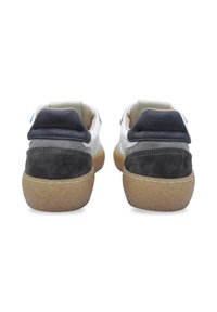 Scarpe in pelle con una tomaia bianca, dettagli in suede grigio e nero, una suola in gomma testurizzata e un tallone imbottito per il comfort.